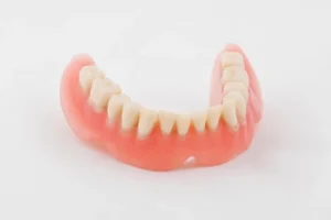 Denture model with upper and lower arches of teeth