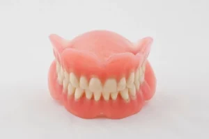 Denture model with upper and lower arches of teeth