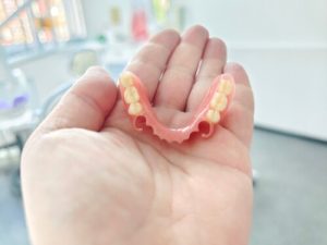 how does a single tooth denture stay in wear